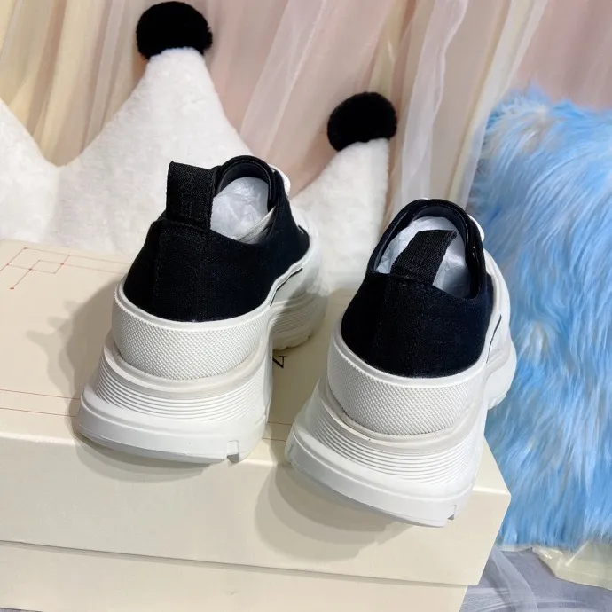 👟👟Ex-factory price 480👟👟 Women's Shoes Women's Clothing Mc Queen McQueen's new couple shoes! 2023ss spring model first release‼ ️‼ ️Young ladies who are fashion representatives must be in the forefront of fashion! The unique personality of the shoes adds full charm, and the shoes are super stylish. ⚠The uppers are made of customized original canvas. The color is warm and moist. 🔸The inner padding is made of imported goatskin. Full of flexibility! The round toe design allows the toes to be completely released🥰 Get rid of the original pressure of shoes! 🔸The outsole adopts the original molded vacuum outsole. The process of combining several layers of outsole is complicated. Super light and super comfortable! Super affordable ❤️ 🔸 🔸Size: 35-44 men’s and women’s sizes. The latest counter packaging low top
